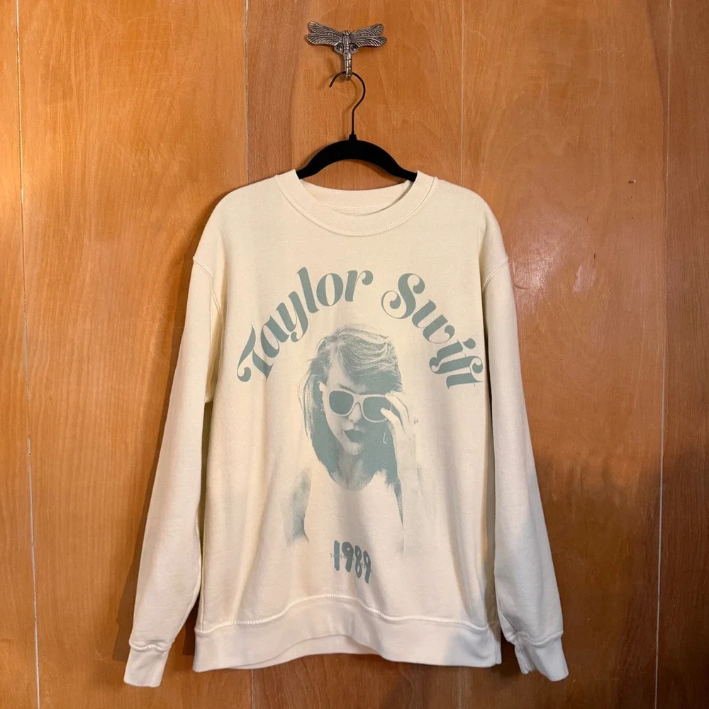 Taylor Swift 1989 Taylors Version Cream Graphic Crewneck Sweatshirt Merch Medium - Picture 2 of 7